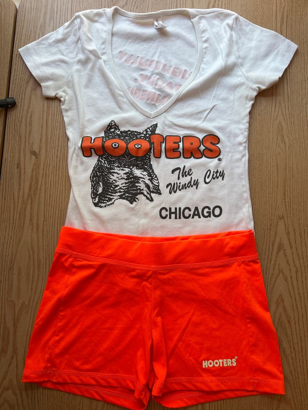 b16 Womens 2pc Hooters Girl Worn Uniform V-Neck T-Shirt & Shorts IL Medium/Large
